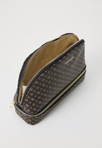 Astuccio cosmetico con motivo nero e oro, dotato di chiusura a zip e interno beige. L'esterno ha una finitura lucida e un dettaglio logo in rilievo.