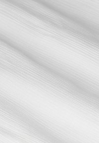 Weißer Stoff mit einer glatten, leicht glänzenden Textur, die dezente Fadenmuster und sanfte Wellen im Material aufweist.