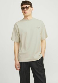 Jack & Jones PREMIUM JPRBLACHAD BRANDING CREW NECK TEE - T-shirt con stampa - summer sand