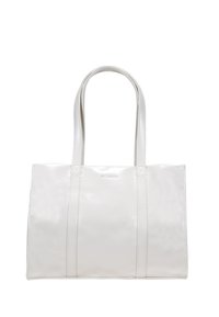 Bolso tote blanco hecho de material brillante, con dos asas largas, forma rectangular y sencillos acentos de costura. Sin herrajes visibles.