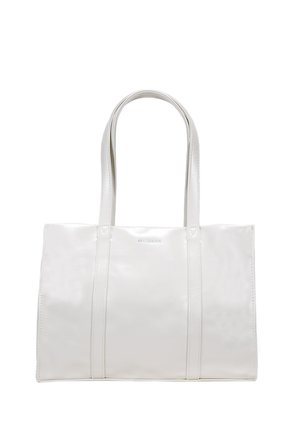 Bolso tote blanco hecho de material brillante, con dos asas largas, forma rectangular y sencillos acentos de costura. Sin herrajes visibles.