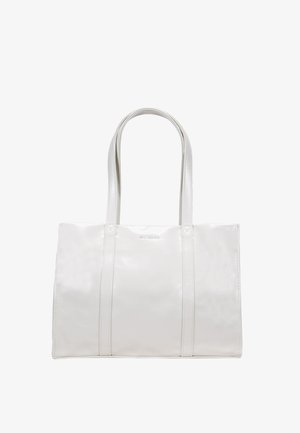 Bolso tote blanco hecho de material brillante, con dos asas largas, forma rectangular y sencillos acentos de costura. Sin herrajes visibles.