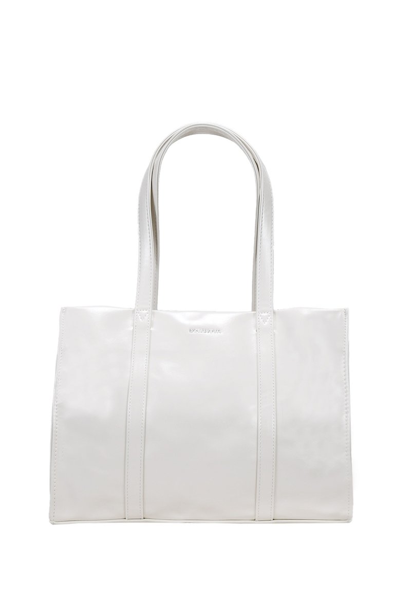 Bolso tote blanco hecho de material brillante, con dos asas largas, forma rectangular y sencillos acentos de costura. Sin herrajes visibles.