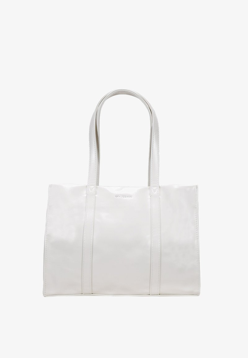 Bolso tote blanco hecho de material brillante, con dos asas largas, forma rectangular y sencillos acentos de costura. Sin herrajes visibles.