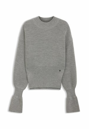 Grijze gebreide trui met lange mouwen, een geribde hoge halslijn, uitlopende manchetten en een klein metalen logo aan de onderkant aan de rechterzijde.