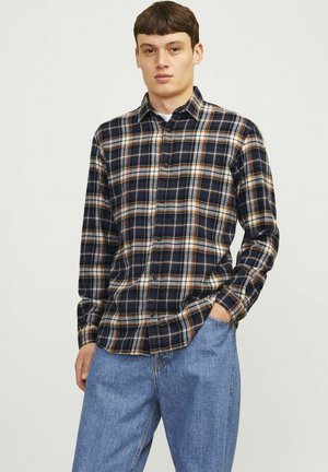 Marineblauwe en witte geruite flanellen shirt met oranje accenten, lange mouwen, knoopsluiting aan de voorkant en een comfortabele pasvorm. Gecombineerd met blauwe denim broek.