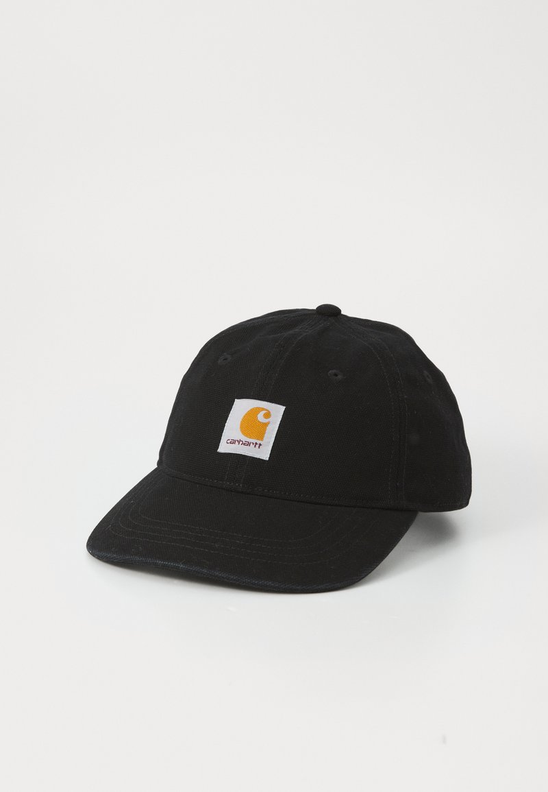 Gorra de béisbol de algodón negro con visera curva, que presenta un parche cuadrado blanco con un logotipo amarillo en la parte frontal. Detalles de costura en toda la gorra.