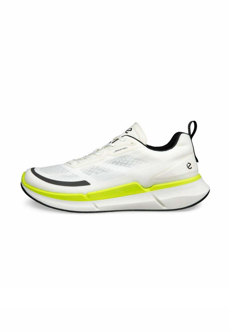 Scarpa sportiva bianca con tomaia traspirante, dettagli in neon giallo, rifiniture nere e suola testurizzata, dotata di una linguetta sul tallone.