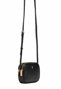 Czarna skórzana torba przez ramię o fakturowanym wykończeniu, z podwójnymi zamkami błyskawicznymi i złotymi detalami. Regulowany pasek umożliwiający wszechstronne noszenie.