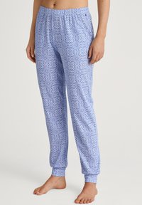 Lichtblauwe gestreepte loungebroeken met een elastische tailleband en omgeslagen broekzakken, met bloemmotieven in een herhaald ontwerp.