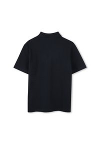 Polo shirt a maniche corte blu navy con colletto classico, realizzato in cotone. Texture liscia, senza motivi o accenti visibili. Vista posteriore mostrata.