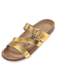 Złote płaskie sandały z trzema metalicznymi paskami, akcentem w postaci klamry, neutralną wkładką oraz białą podeszwą odporną na śliskość. Idealne do noszenia na co dzień.