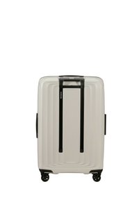 Hartschalenkoffer in mattem Weiß mit vertikalen Rillen, schwarzem Teleskopgriff und vier Rollen für optimale Mobilität. Kompakte Bauweise mit seitlichen Griffen.