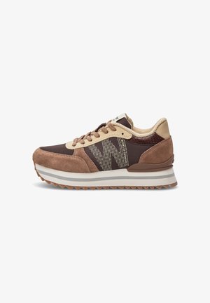 Zapatilla de ante y tela marrón y beige con cordones delanteros, logo "W" texturizado y suela blanca gruesa con base acanalada.