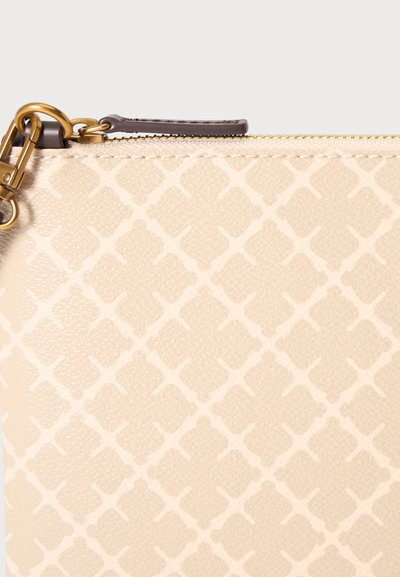 Portefeuille beige texturé avec un motif géométrique subtil et une fermeture éclair et un fermoir dorés sur le dessus.