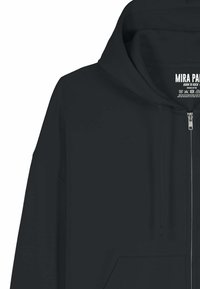 Schwarzer Hoodie mit Reißverschluss, großem Kapuzen, Fronttaschen und glatter Textur. Verfügt über ein Etikett mit Text am inneren Kragen.