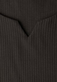 Ciemnoszary prążkowany materiał z dekoltem w kształcie litery V. Faktura jest gładka z pionowymi liniami przebiegającymi przez całość.