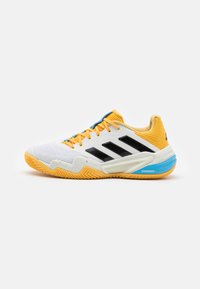 adidas Performance - BARRICADE 13  - Massakentän kengät - footwear white/core black/semi spark Pienoiskuva 1