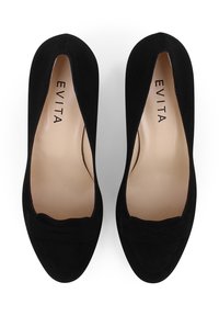 Ballerines en daim noir avec bout arrondi et bords festonnés. Intérieur doté d'une doublure beige. Design minimaliste sans ferrures apparentes.