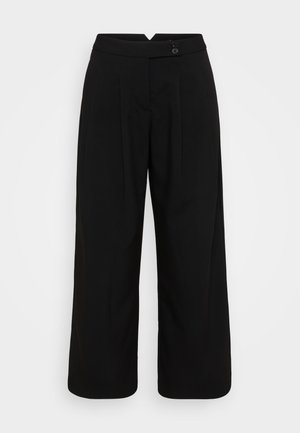 Svarta vida byxor med två veck fram, en slät textur och två knappar vid midjan. Inga synliga fickor.