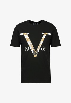 Schwarzes Baumwoll-T-Shirt mit einem großen weißen und goldenen "V" mit komplizierten Mustern, darunter "1969" und mit kurzen Ärmeln.