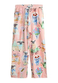 Różowe spodnie piżamowe z kolorowym, ilustrowanym wzorem owiec, kwiatowych kompozycji i różnych elementów związanych z jedzeniem. Elastyczny pas i luźny krój.