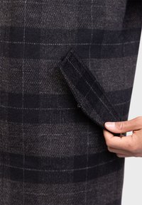 Redefined Rebel ALFRED BOXY FIT - Klasický kabát - black