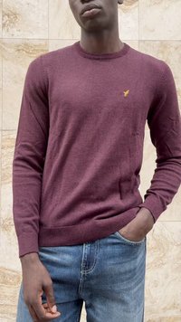 Maglione borgogna a maglia con collo rotondo e maniche lunghe, caratterizzato da un piccolo logo giallo sul petto e polsini e orlo a coste.