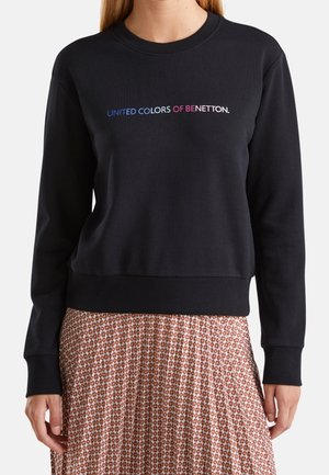 Zwarte sweatshirt van katoen met ribbels aan de mouwen en onderkant, met "UNITED COLORS OF BENETTON." gedrukt in kleurrijke verlopen tekst over de borst.