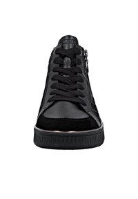 Baskets noires présentant un mélange de cuir lisse et de daim avec une surface texturée, bout rond, laçage à l'avant et détail de fermeture éclair sur le côté.