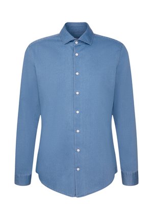 Lichtblauw denim overhemd met lange mouwen, knoopsluiting aan de voorkant en klassieke kraag, weergegeven tegen een witte achtergrond.