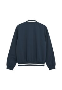 Marineblaue Bomberjacke mit elastischen Bündchen und Saum, verziert mit einem weißen Streifenakzent entlang des Saums. Glattes, leichtes Material.