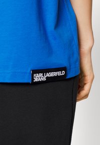 Karl Lagerfeld Jeans SHORT-SLEEVED - Apdrukāts T-krekls - blue