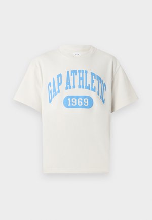 Λευκό κοντομάνικο T-shirt με μπλε τύπωμα "GAP ATHLETIC 1969" στο μπροστινό μέρος με έντονη, κολεγιακού στυλ γραμματοσειρά.
