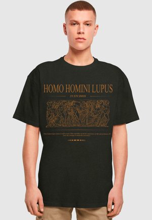 Tricou din bumbac negru, cu text și design grafic aurii care ilustrează figuri în stil clasic. Croială lejeră, mâneci scurte, gât rotund.
