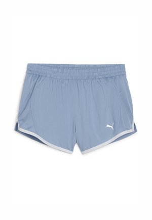 Lichtblauwe sportshorts met elastische tailleband, mesh zijpanelen, witte bies en klein wit Puma-logo op het rechtervoorbeen.