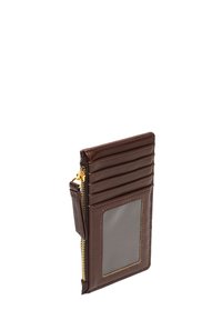 Portafoglio in pelle marrone con sei slot, una finestra ID trasparente, cerniera dorata e dettagli cuciti. Texture liscia con un profilo sottile.