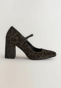 Chaussure Mary Jane à imprimé léopard marron avec un bout pointu et un talon épais, dotée d'une bride à boucle sur le dessus.