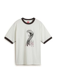 Camiseta blanca con cuello negro y mangas cortas. En el frente presenta un gráfico de una serpiente con llamas en una combinación de colores rosa y negro.