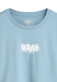 Lyseblå bomulds t-shirt med rund halsudskæring og et slidt hvidt "VANS" logo trykt på forsiden, som har en blød tekstur.