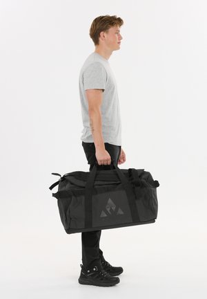Schwarze Sporttasche mit zwei Griffen, wasserdichtem Material und einem dezenten Logo an der Seite. Robuste Bauweise, geeignet für Reisen oder den Einsatz im Fitnessstudio.