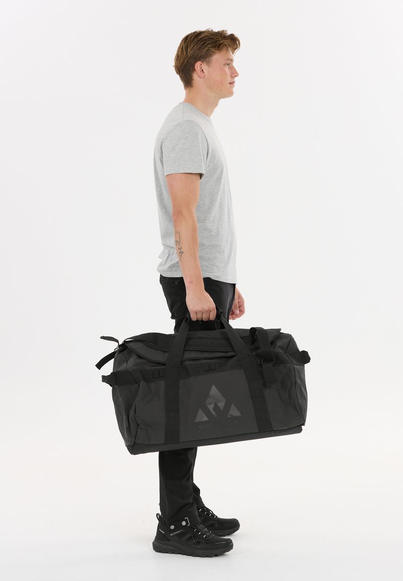 Sac de sport noir avec deux poignées, en matériau imperméable, et un logo subtil sur le côté. Design robuste, adapté pour le voyage ou l'utilisation au gymnase.