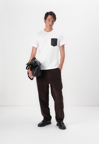 Barbour BARBOUR ARNSIDE TARTAN POCKET T-SHIRT - Triko s potiskem - white