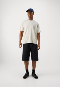 Jack & Jones JJTUNE TEE CREW NECK - Trükipildiga T-särk - moonbeam