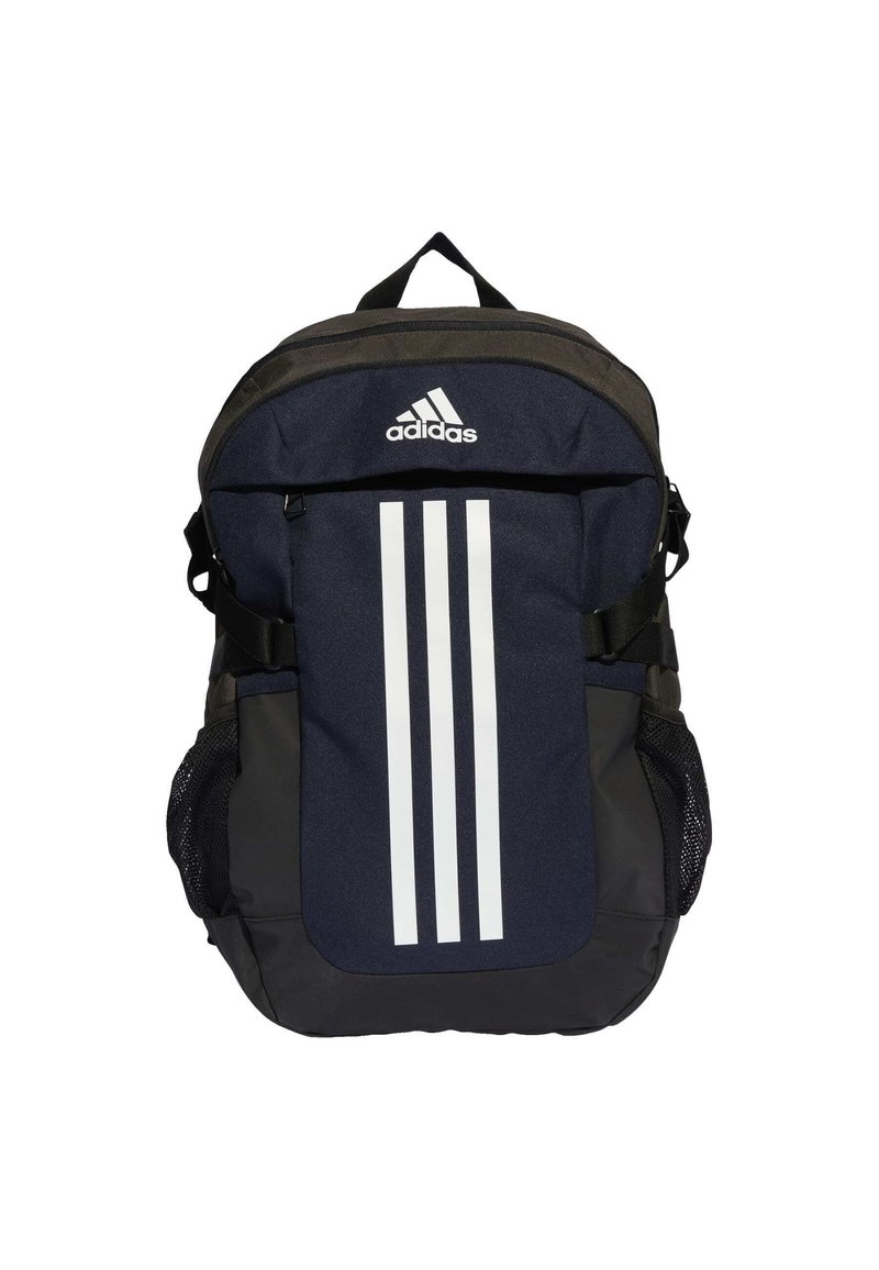 Zaino blu navy con logo Adidas bianco e tre strisce verticali, con accenti neri e tasche laterali in rete. Schienale e spallacci imbottiti.