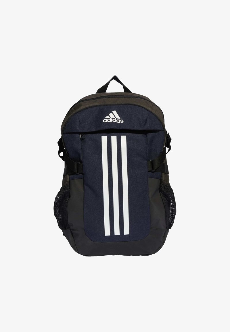 Zaino blu navy con logo Adidas bianco e tre strisce verticali, con accenti neri e tasche laterali in rete. Schienale e spallacci imbottiti.