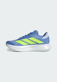 Blauwe sportschoenen met drie neongroene strepen. Bovenwerk van mesh, gewatteerde kraag, rubberen buitenzool en minimale grijze accenten. Modern ontwerp.