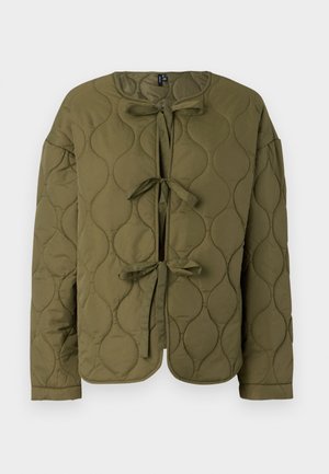 Olivza zašūta jakas ar apaļu kakla izgriezumu, priekšā ar bantiņu aizdari, garām piedurknēm, kas raksturo gludu tekstūru un apļveida ornamentus.