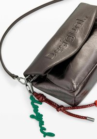 Desigual MEDIUM FLAP WITH 3D LOGO - Rankinė - material finishes