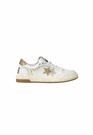 Sneaker bianca basse con stella e borchie dorate glitterate, tallone glitterato oro, lacci bianchi e suola beige con accenti marroni.
